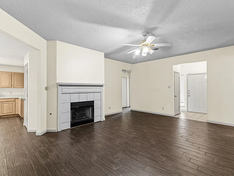 412 Dakota Dr — Photo 2