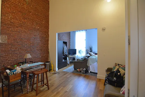 Rented by Hagstrom Management Inc | media 32