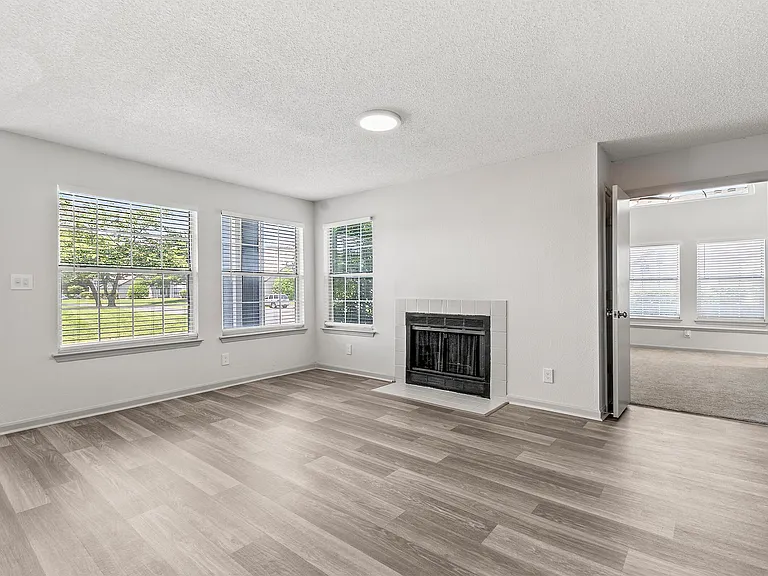 Summerlake Apartments — Photo 8