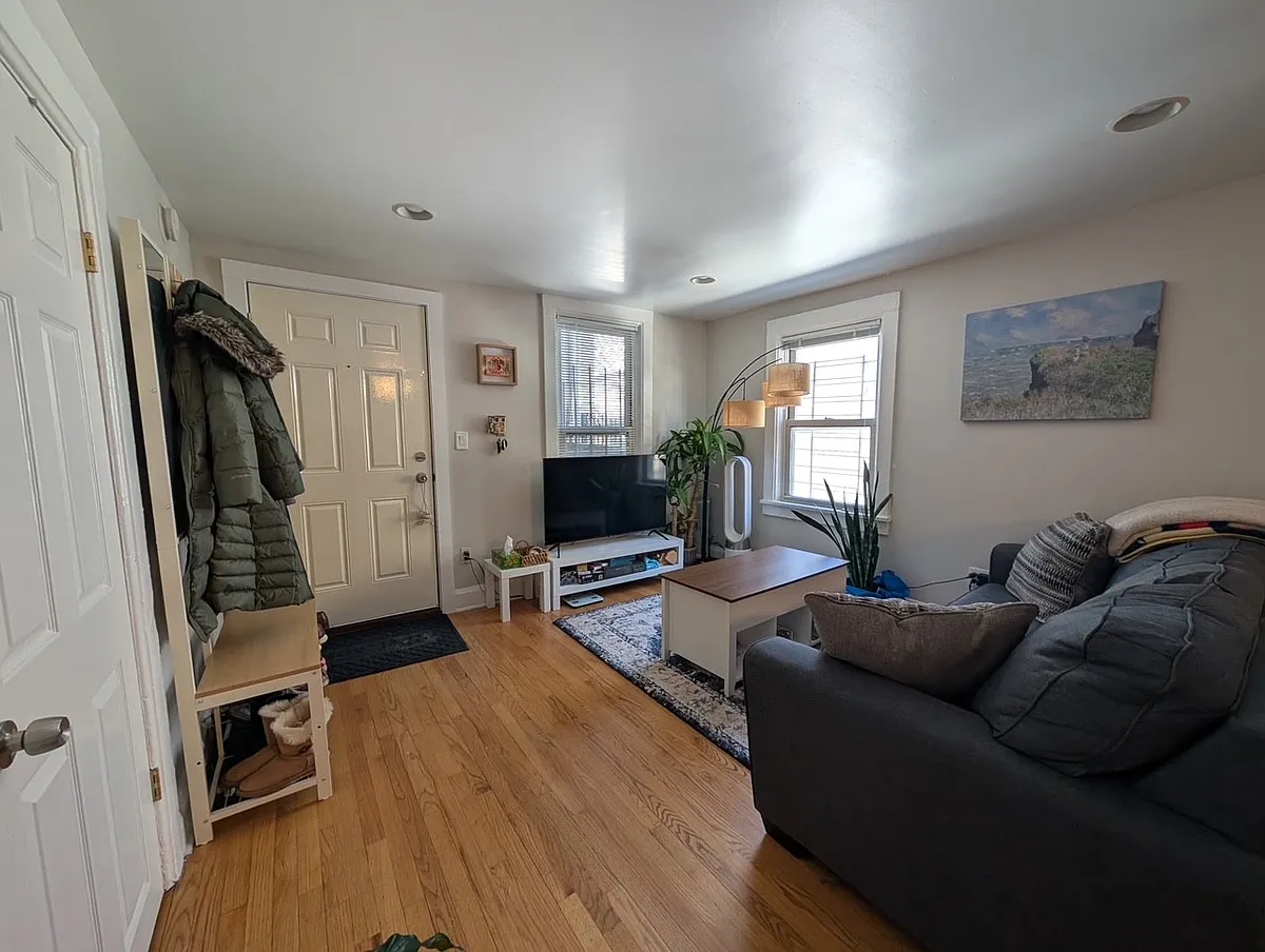 Building Photo - 1746 W Beach Ave #CH1