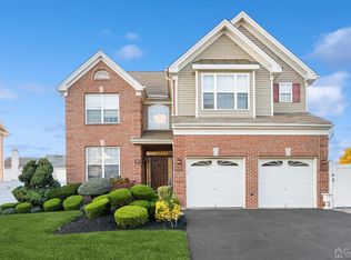 40 Fritz Dr, Sayreville, NJ 08872