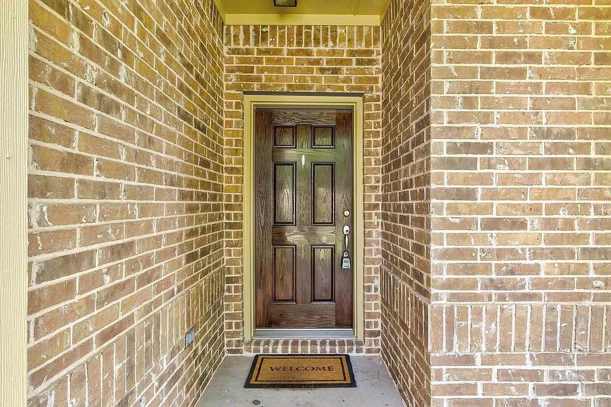 1441 Meadows Avenue offers a covered entry. - 1441 Meadows Ave