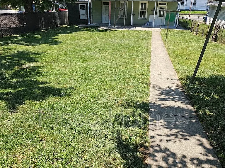 814 Salem Ave — Photo 4