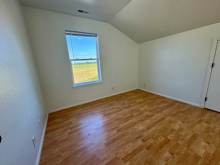 1094 NE Conifer Blvd #4 — Photo 18