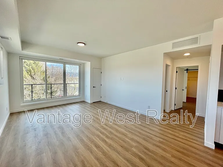 615 Rutland Rd N #401 — Photo 6