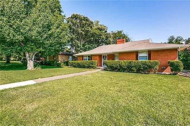Frontyard with long driveway all the way to the garage