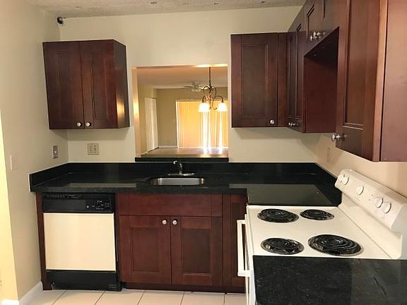 4th image of 2905 SW 22nd Ave APT 101