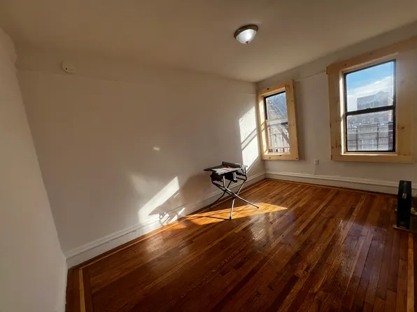 2645 Morris Avenue image 4 of 6