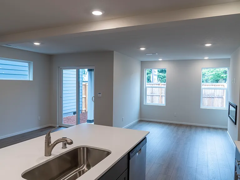 1050 SE 193rd Pl — Photo 4