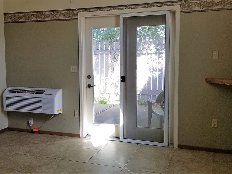1015 S Juniper Dr #A-D — Photo 2