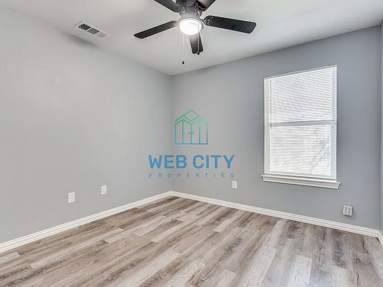 2525 Lyola St — Photo 10