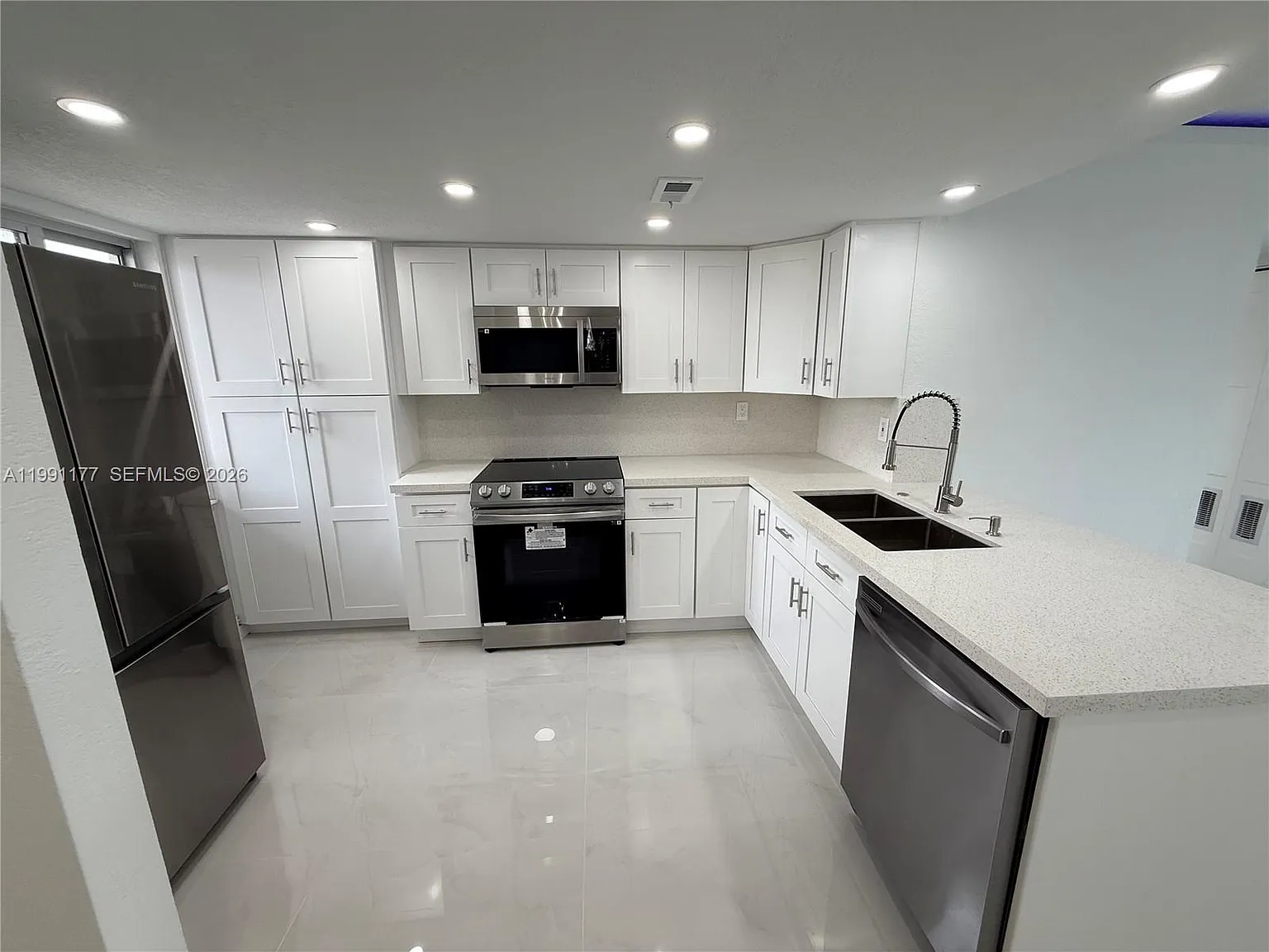 3 bed, 2.0 bath, 1190 sqft, $3,000 — Photo 2