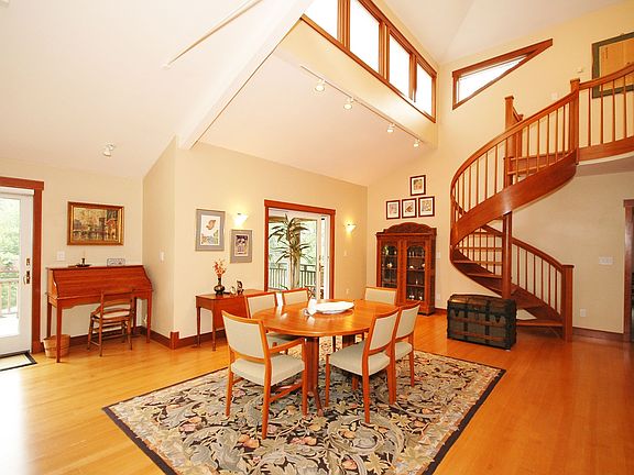 Great room w staircase