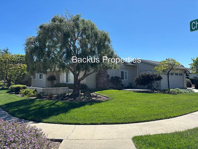 211 Chaucer Dr — Photo 3