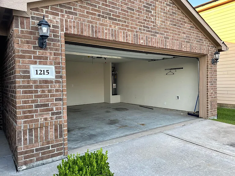 1215 Wallflower Ave — Photo 4