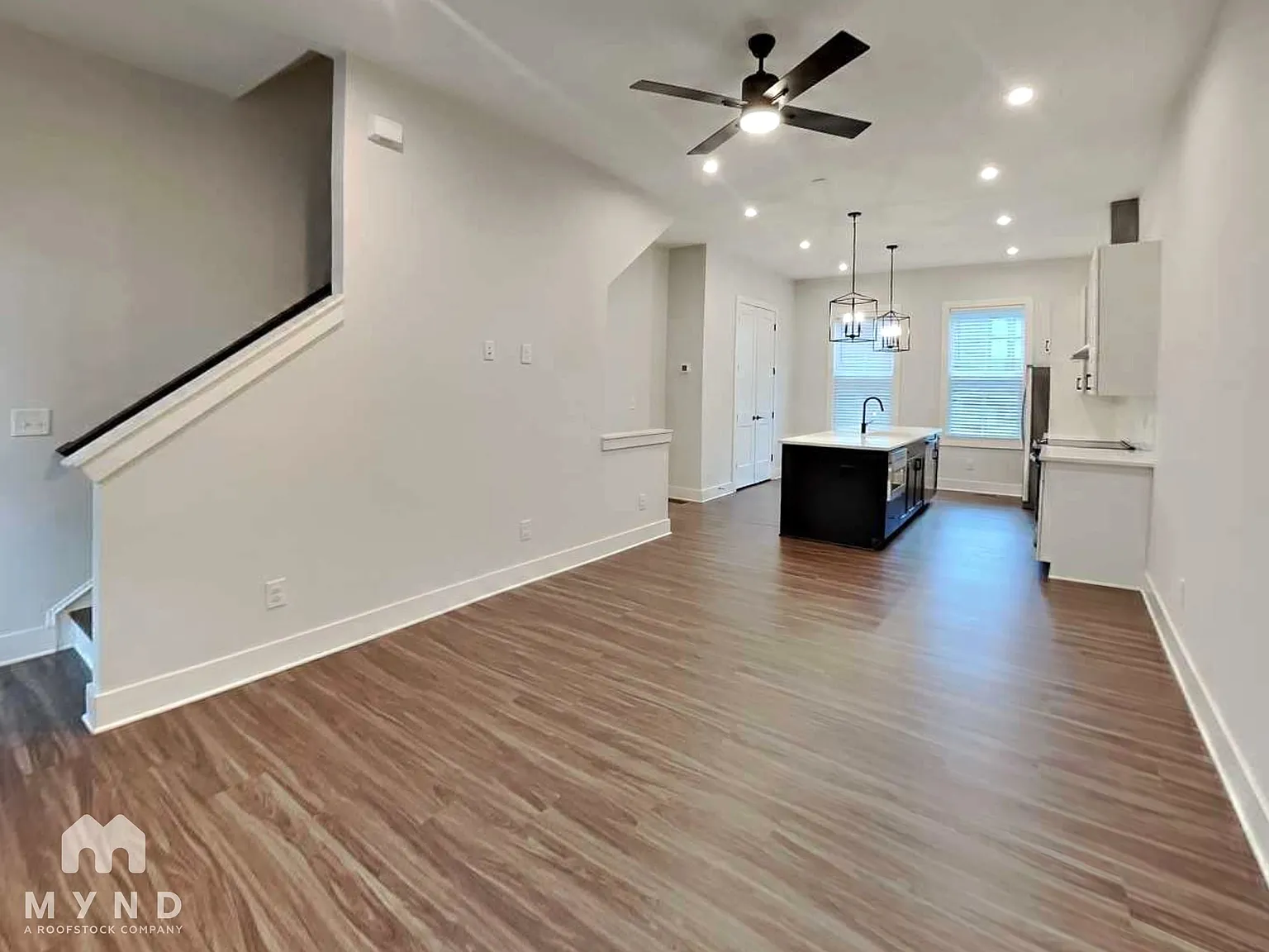 3 bed, 3.0 bath, 1369 sqft — Photo 4