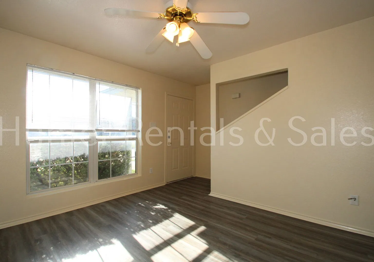 Charming 2-Bedroom Townhome! — Photo 4