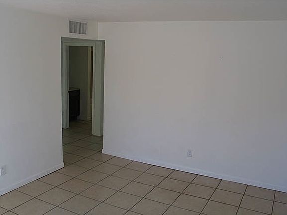 4th image of 1001 Dickerson Dr SE