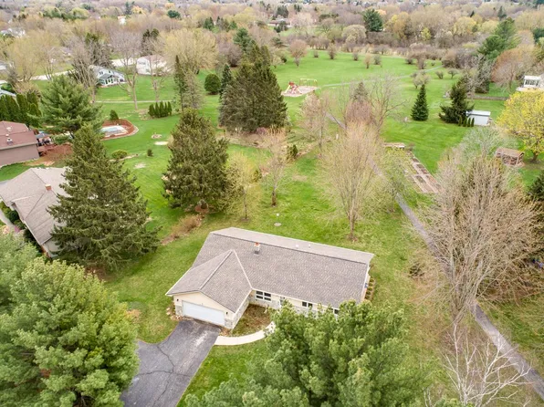 W358N5956 Surrey DRIVE, Oconomowoc, WI 53066