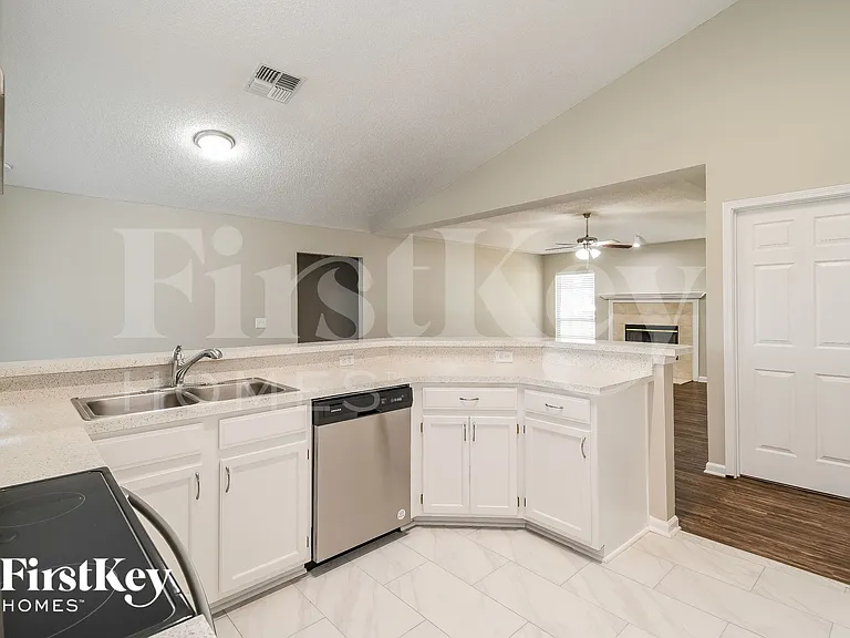 4630 Pebble Brook Dr — Photo 7