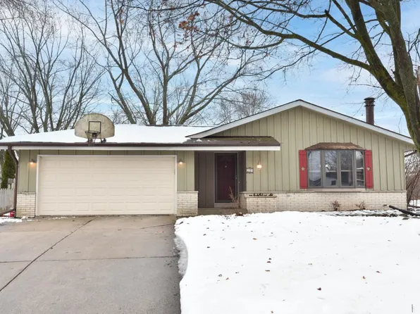 525 Hollybrook LANE, Saukville, WI 53080