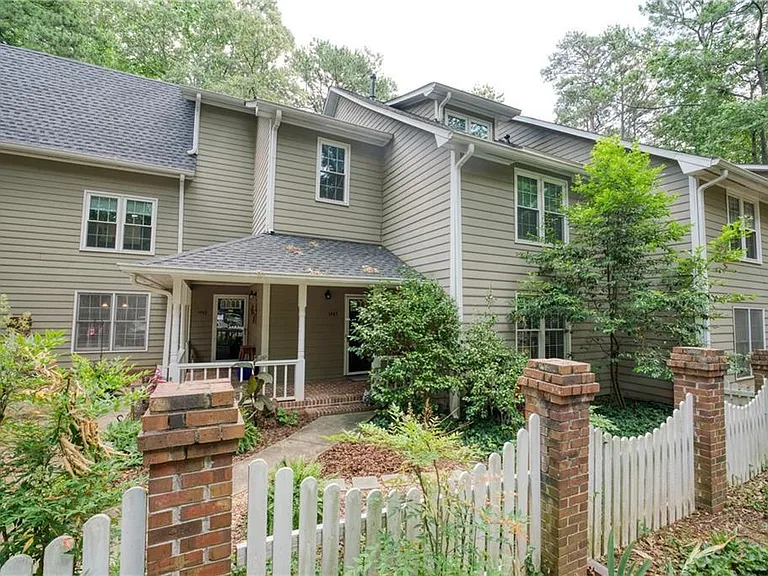 1445 Oakridge Cir — Photo 2