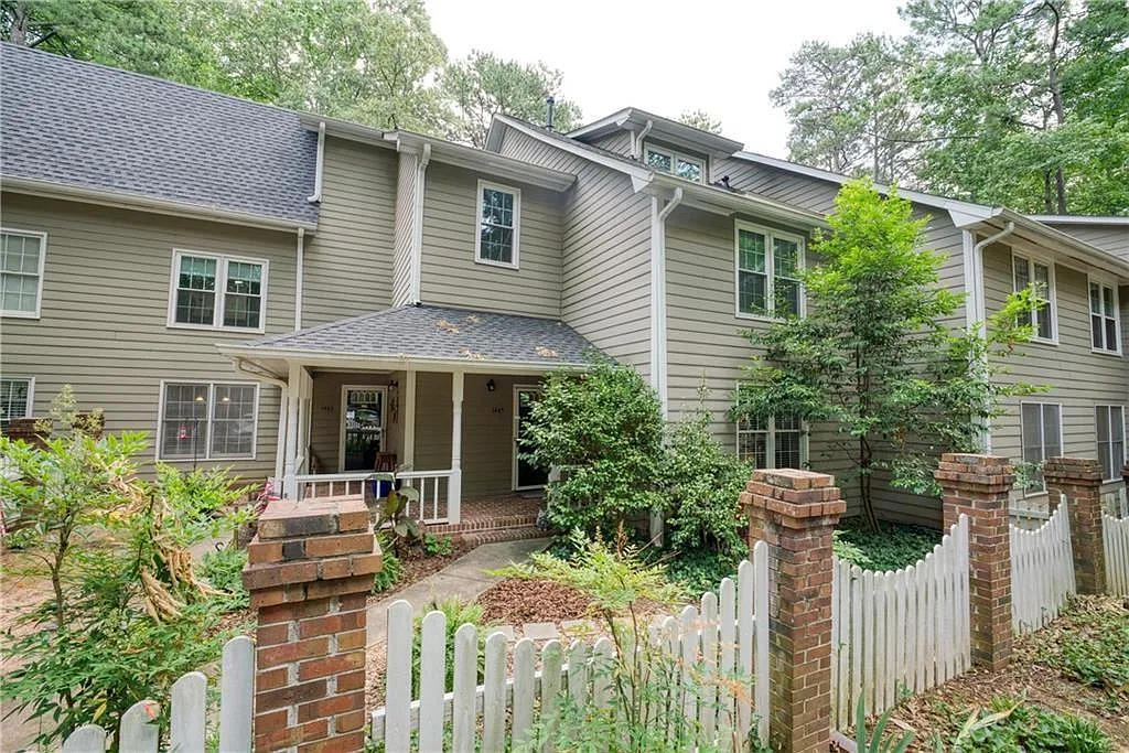 Building Photo - 1445 Oakridge Cir