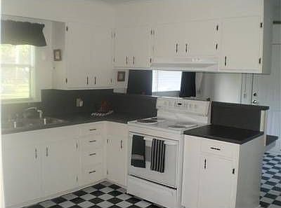 2nd image of 208 Gill St