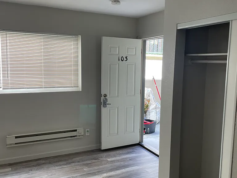 1915 1/2 Addison St #103 — Photo 4