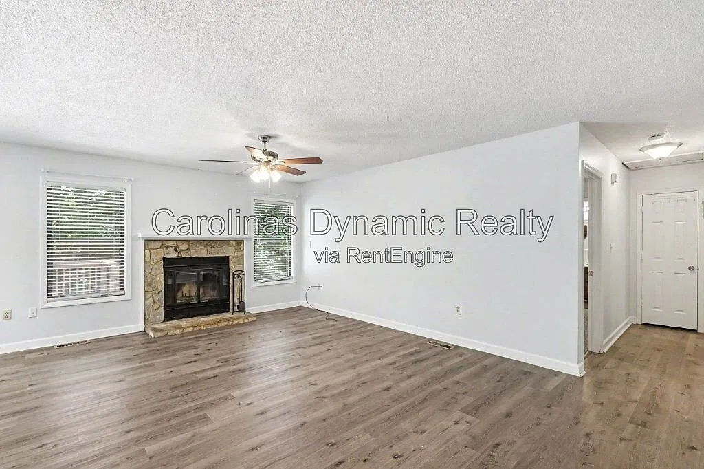 3 bed, 2.0 bath, 1200 sqft, $1,880 — Photo 4