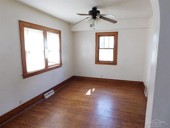 4th image of 702 Yale St