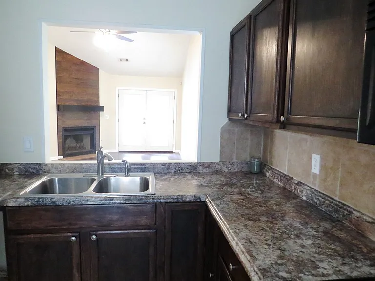 879 Arlington Dr — Photo 7