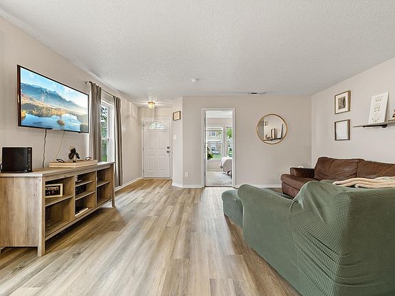 4th image of 2732 Priest Dr