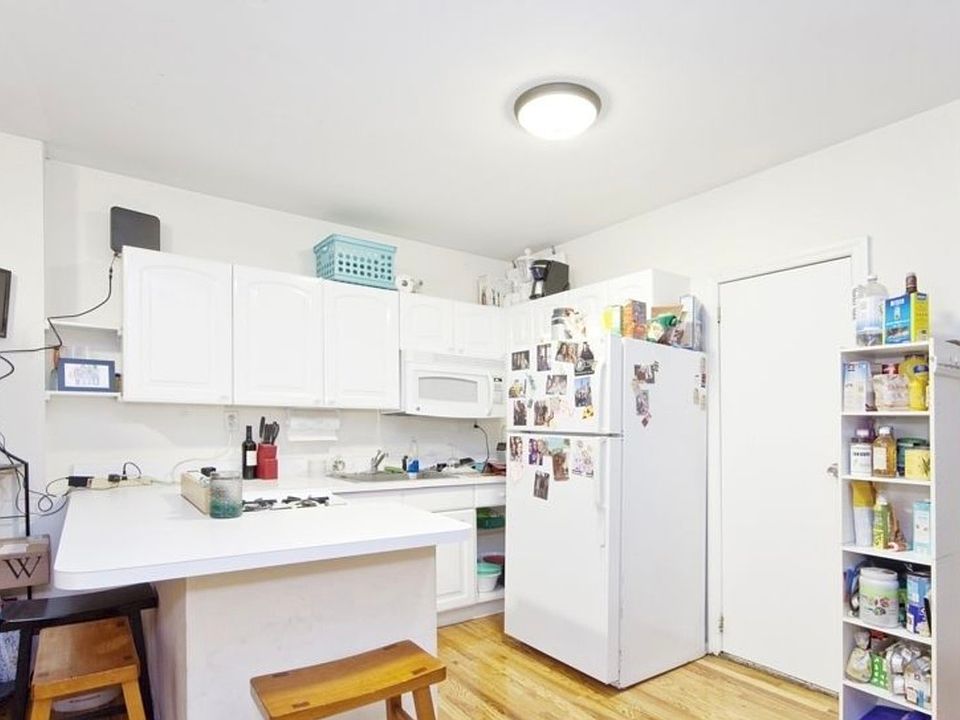 1st image of 209 E 10th St APT 10