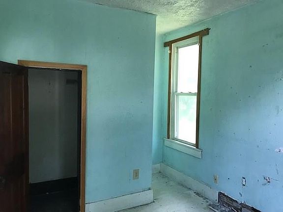5th image of 20670 Roberts Dr