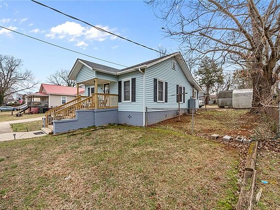 4th image of 818 Tucker St