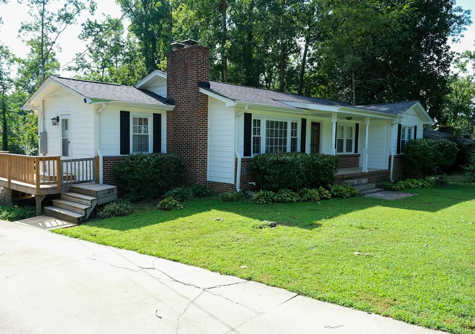 3 Bedroom, 2 Bath house with fenced yard! — Photo 2