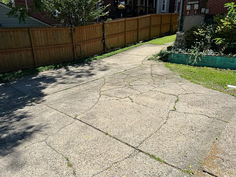 2421 Boulevard Napoleon #2 — Photo 23