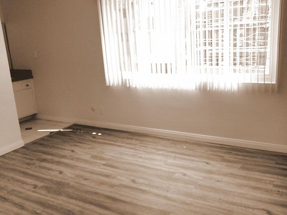 4th image of 1427 N Poinsettia Pl #1614