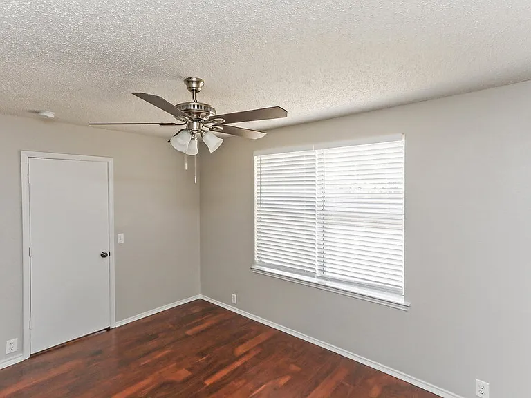 230 Westminster Dr — Photo 11