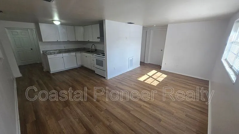 4 bed, 2.0 bath, 1329 sqft, $2,175 — Photo 3