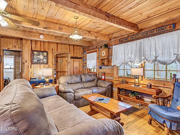 3rd image of 1505 Dawn Ln