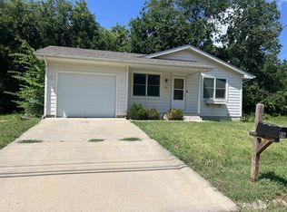 916 SE Overton St, Topeka, KS 66607