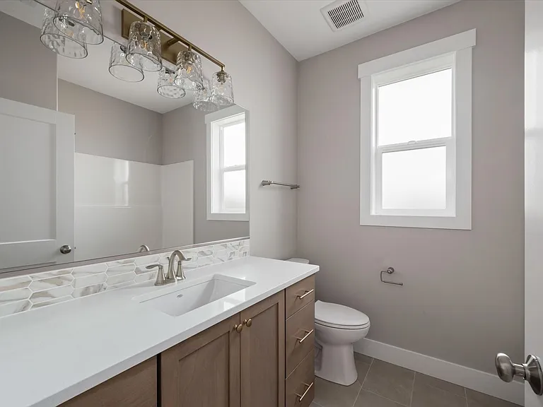 2720 S Beech St — Photo 32