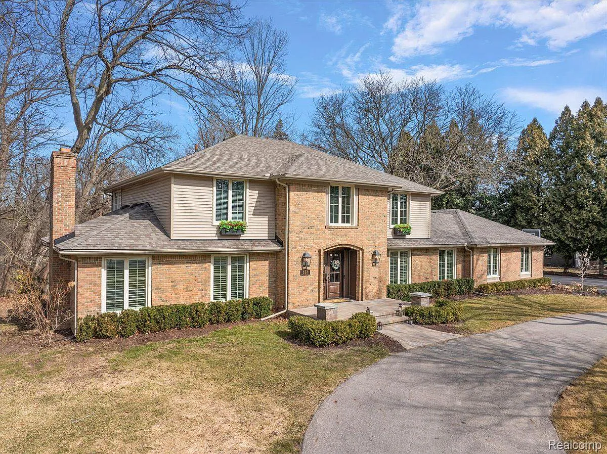 628 Bennington Dr photo 1