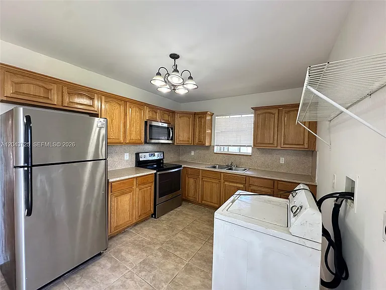 2235 Farragut St — Photo 4