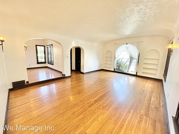 5th image of 131 Roycroft Ave