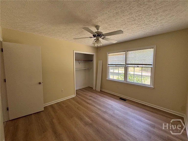 1041 Limmerick Dr — Photo 24