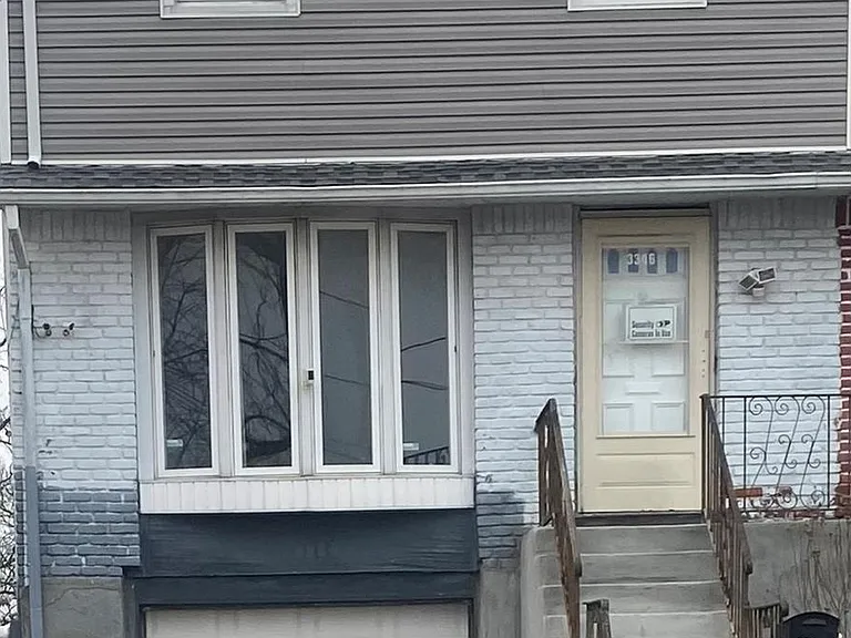 3346 Mott Ave — Photo 5