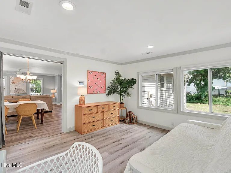 1950 Ocean View Dr SW — Photo 9
